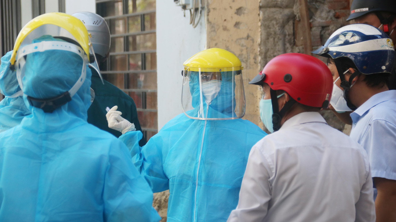 Khử khuẩn nhà riêng, khu phố nơi bệnh nhân mới nhất mắc COVID -19 sinh sống ảnh 11