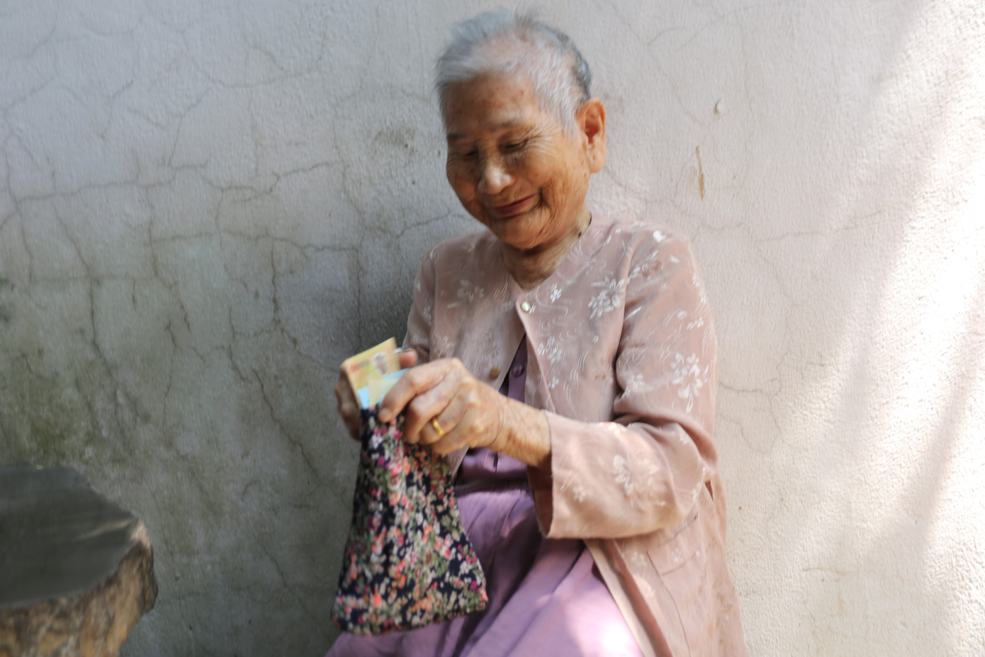 Mẹ Việt Nam anh hùng 91 tuổi ủng hộ bác sĩ tuyến đầu chống dịch ảnh 1