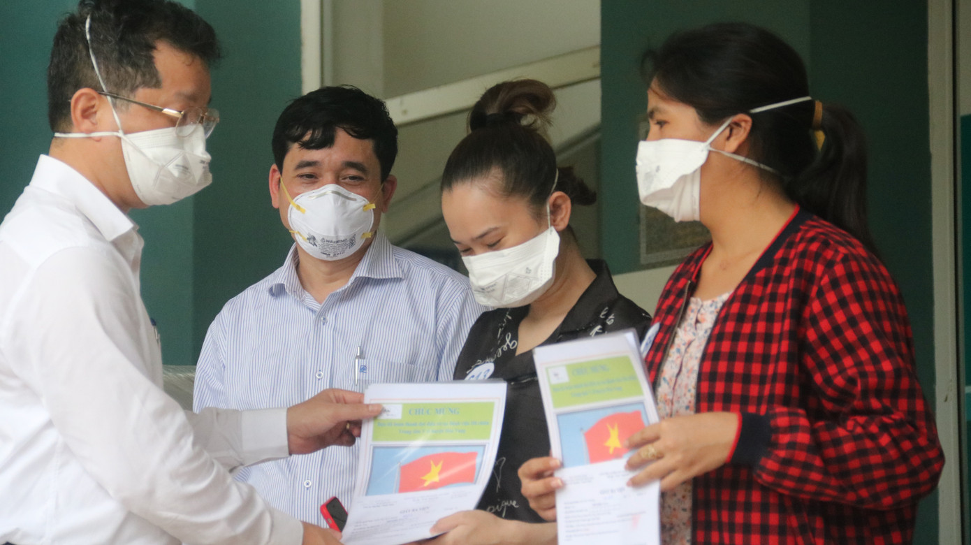 Thêm 5 bệnh nhân ở Đà Nẵng chiến thắng COVID-19, được ra viện ảnh 1