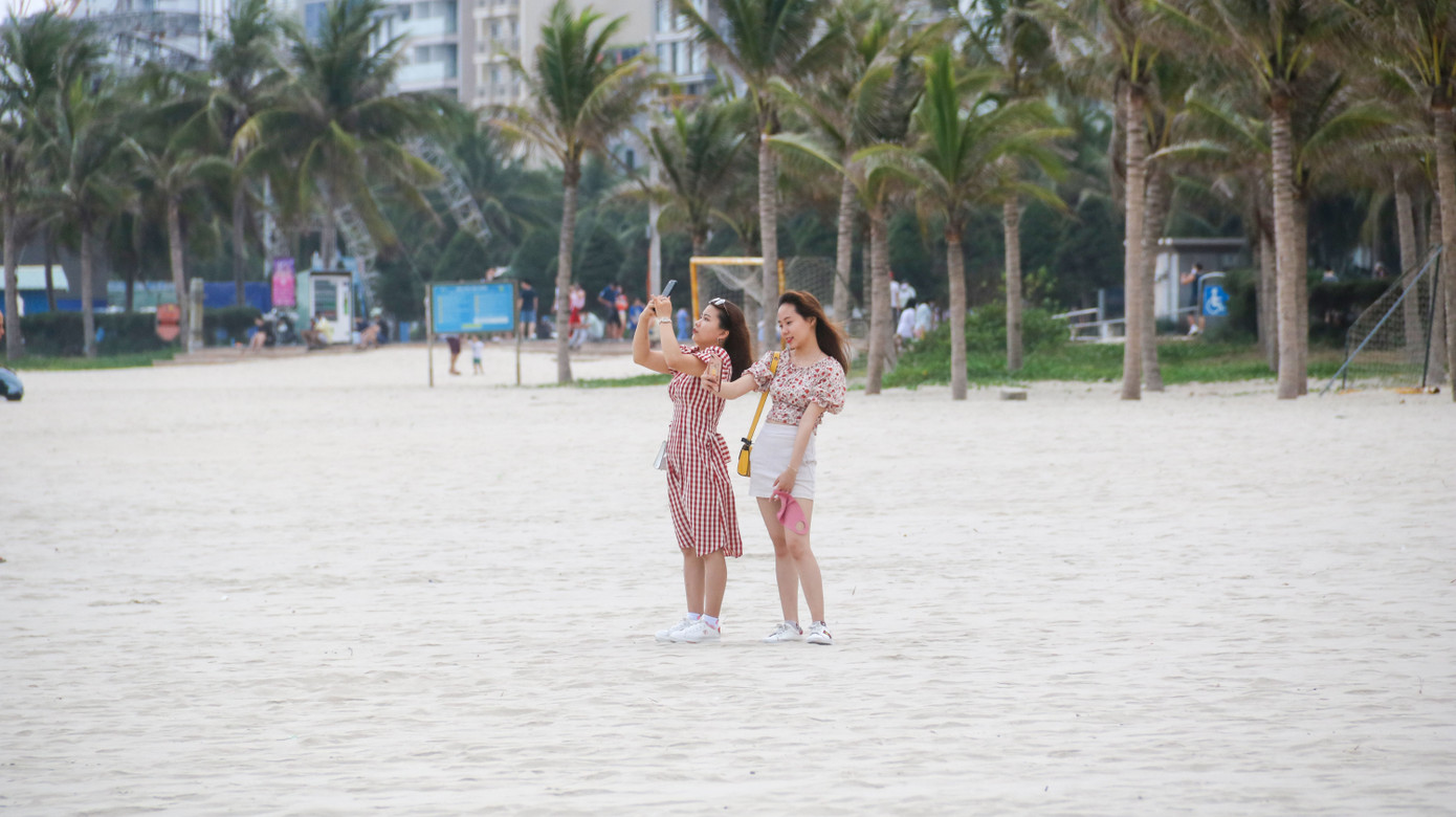 Người dân Đà Nẵng đổ xô đi tắm biển ngày đầu nới lỏng giãn cách xã hội ảnh 4