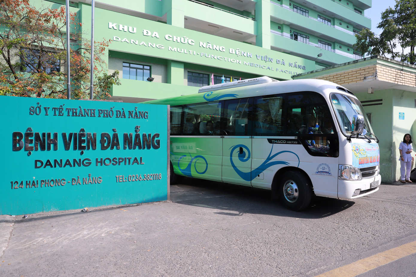 'Chuyến xe nghĩa tình” đưa hàng trăm bệnh nhân về quê ăn tết ảnh 2