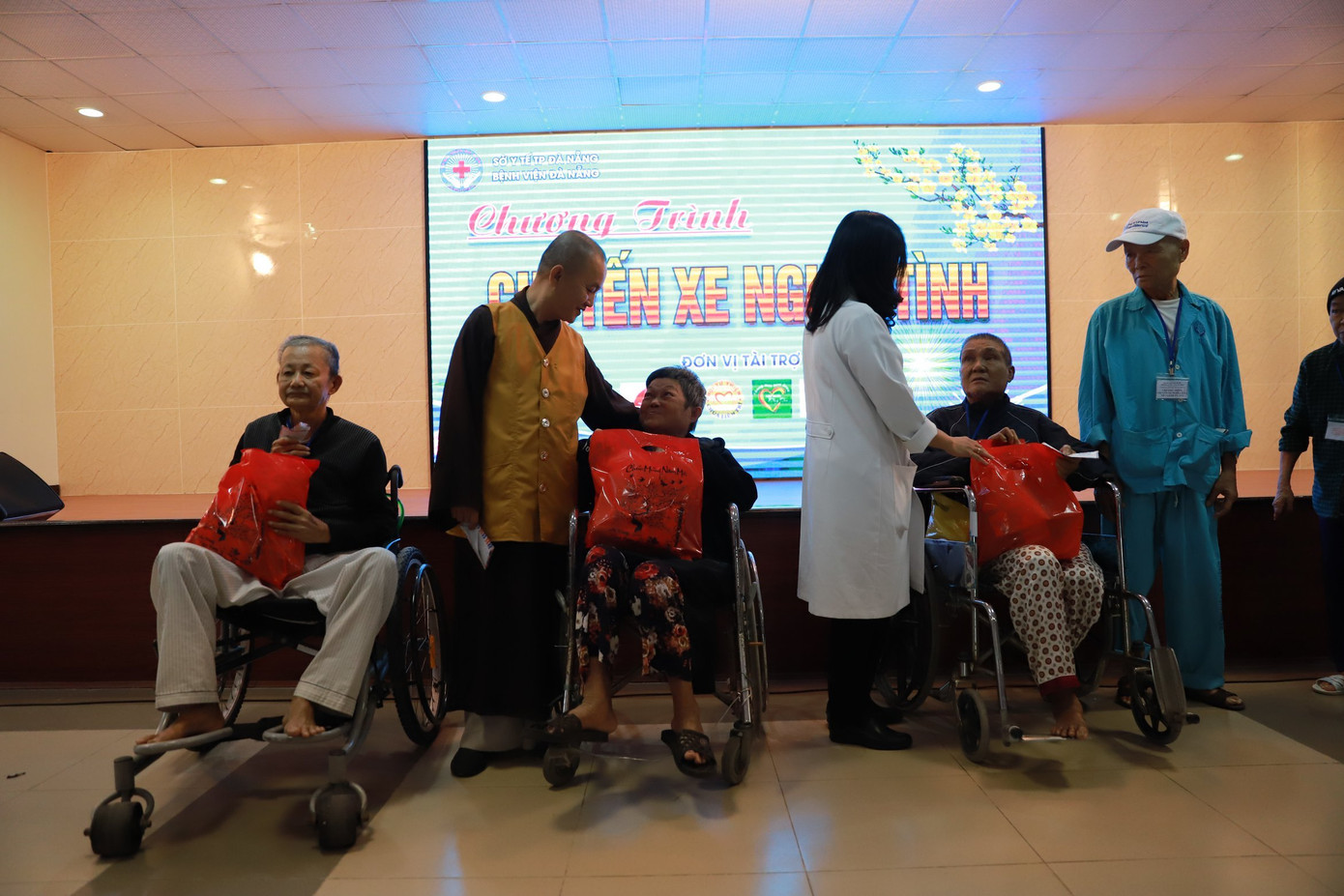 'Chuyến xe nghĩa tình” đưa hàng trăm bệnh nhân về quê ăn tết ảnh 1
