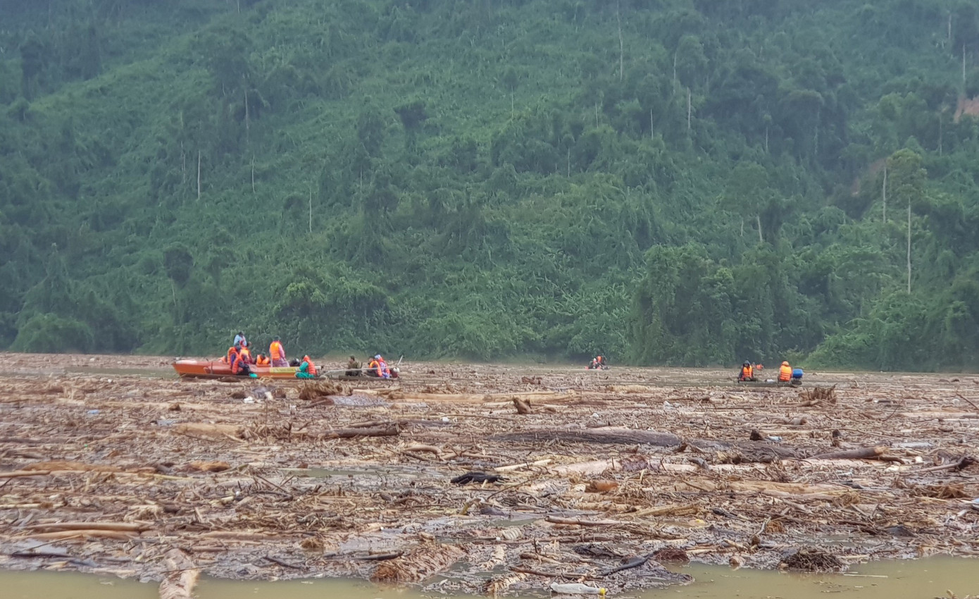 Tìm thi thể nạn nhân vụ sạt lở giữa lòng hồ thuỷ điện dày đặc cây rừng ảnh 7
