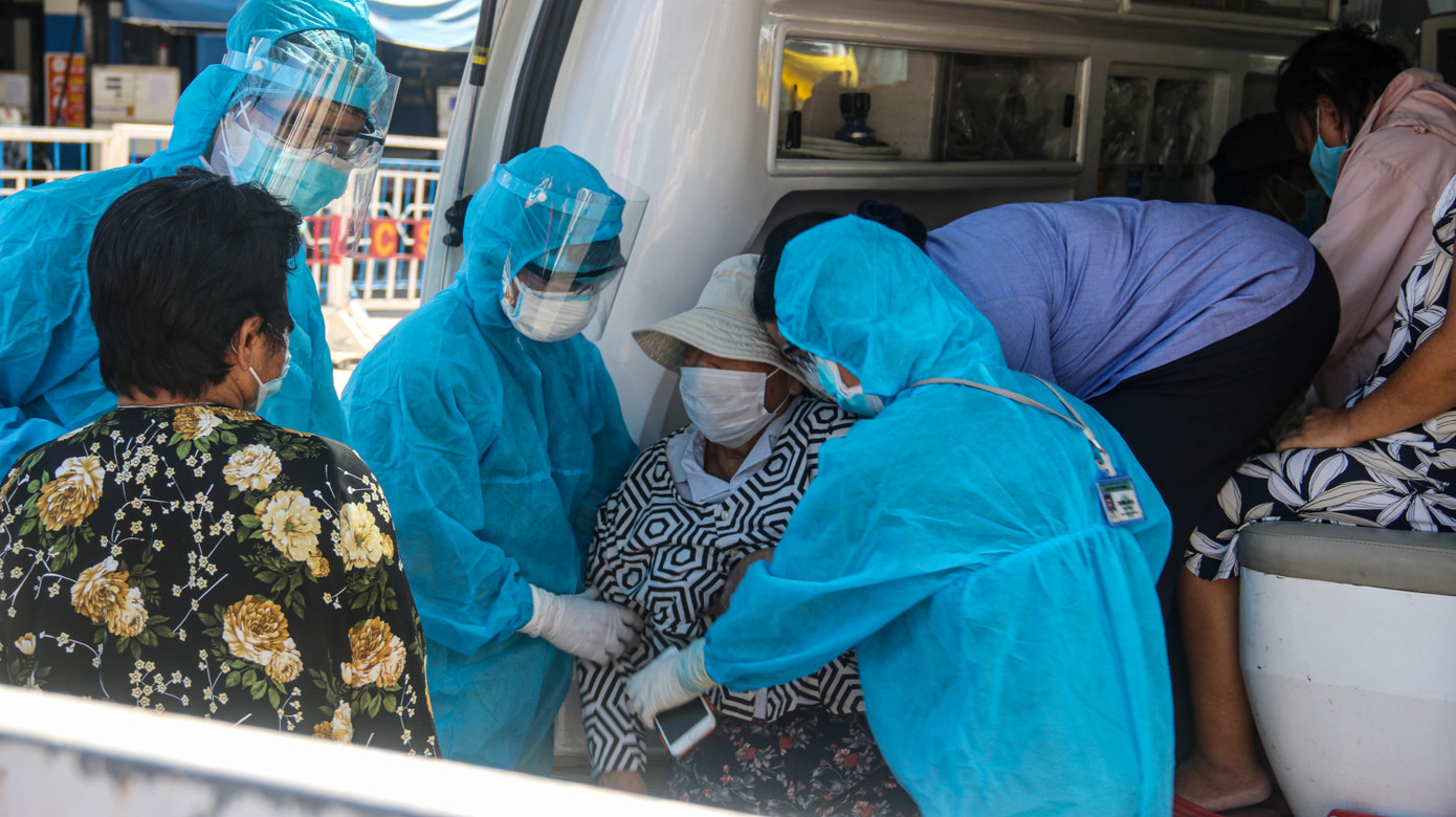 Bệnh viện bị phong toả, hàng trăm bệnh nhân chạy thận nhốn nháo ảnh 5