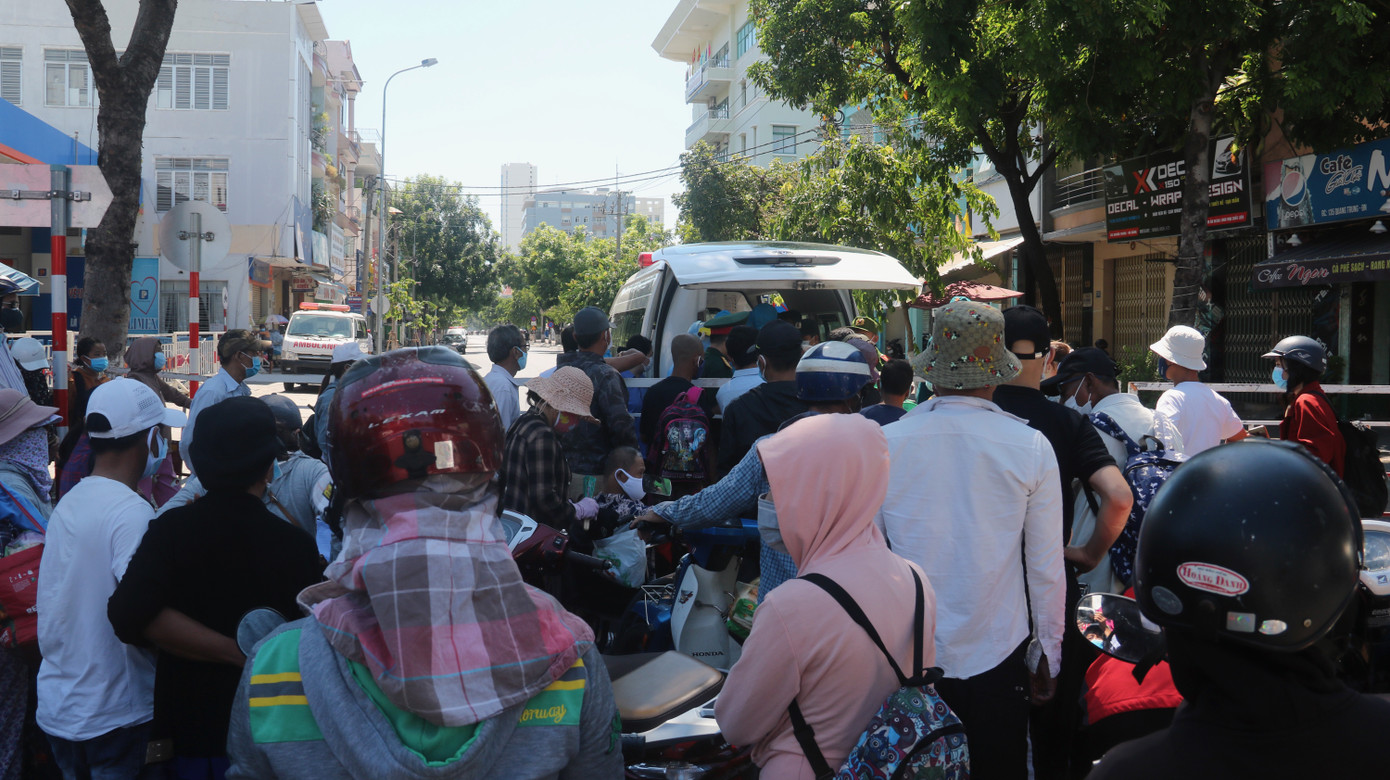 Bệnh viện bị phong toả, hàng trăm bệnh nhân chạy thận nhốn nháo ảnh 1