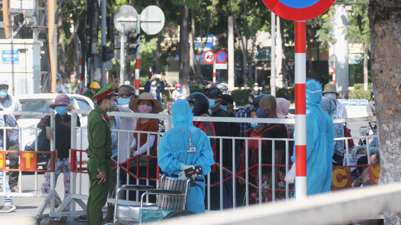 Bệnh viện bị phong toả, hàng trăm bệnh nhân chạy thận nhốn nháo ảnh 10