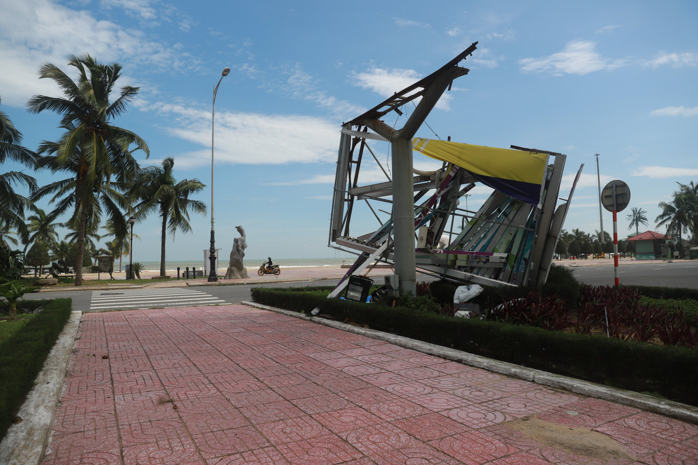 Bờ sông, bãi biển Đà Nẵng tan hoang sau bão số 9 ảnh 9