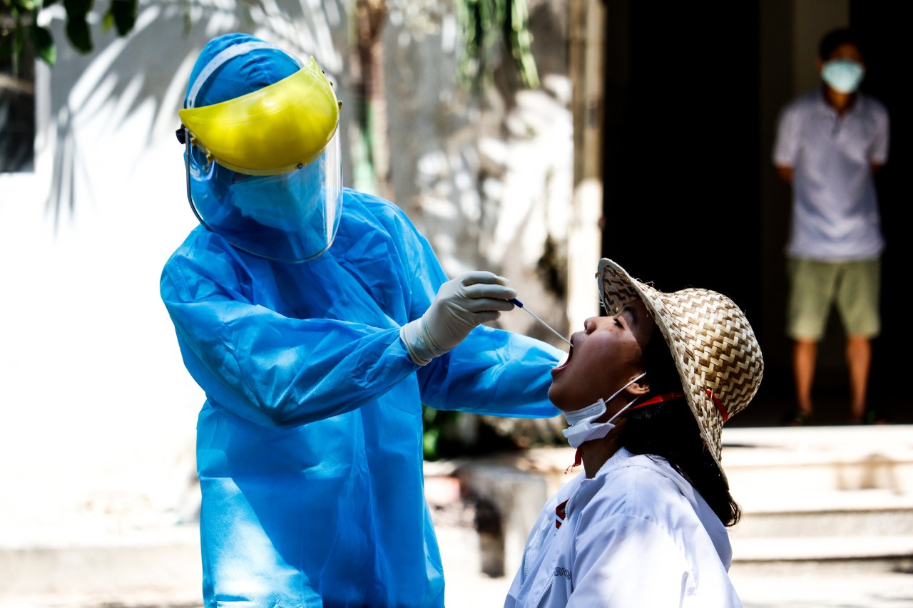 Hơn 600 cư dân “phố chung cư” Đà Nẵng được lấy mẫu xét nghiệm COVID-19 ảnh 2