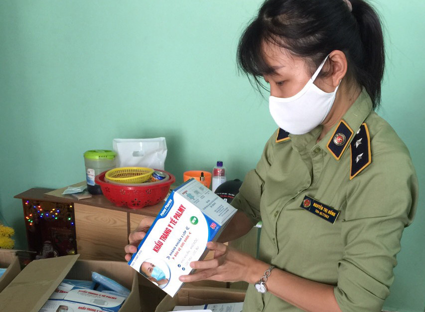 Dịch COVID-19 bùng phát, một người dân trữ hàng chục thùng khẩu trang không rõ xuất xứ ảnh 1