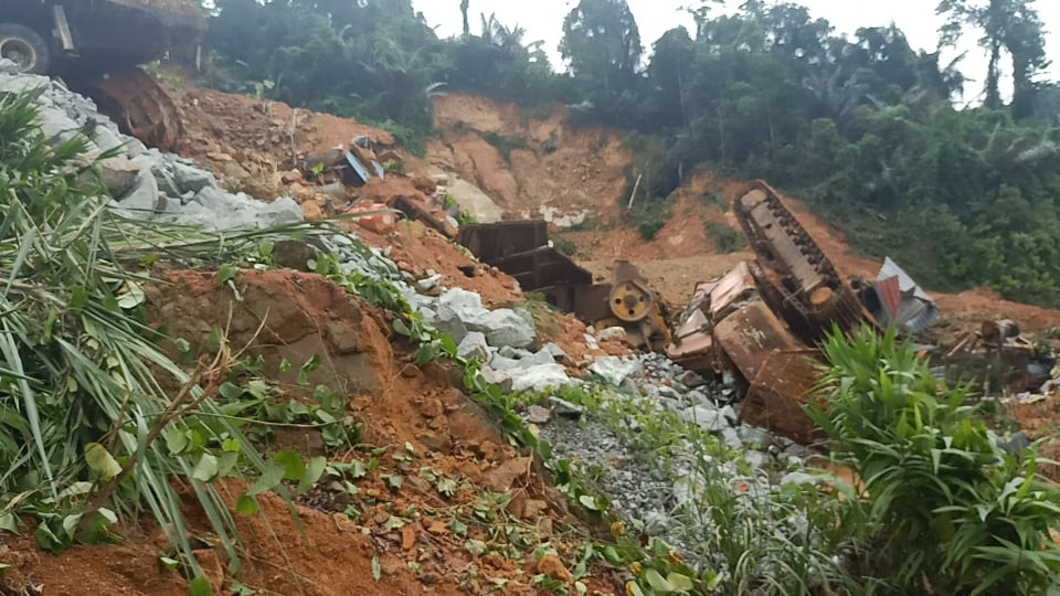 Hiện trường sạt lở kinh hoàng tại nhà điều hành thủy điện Rào Trăng 3 ảnh 1