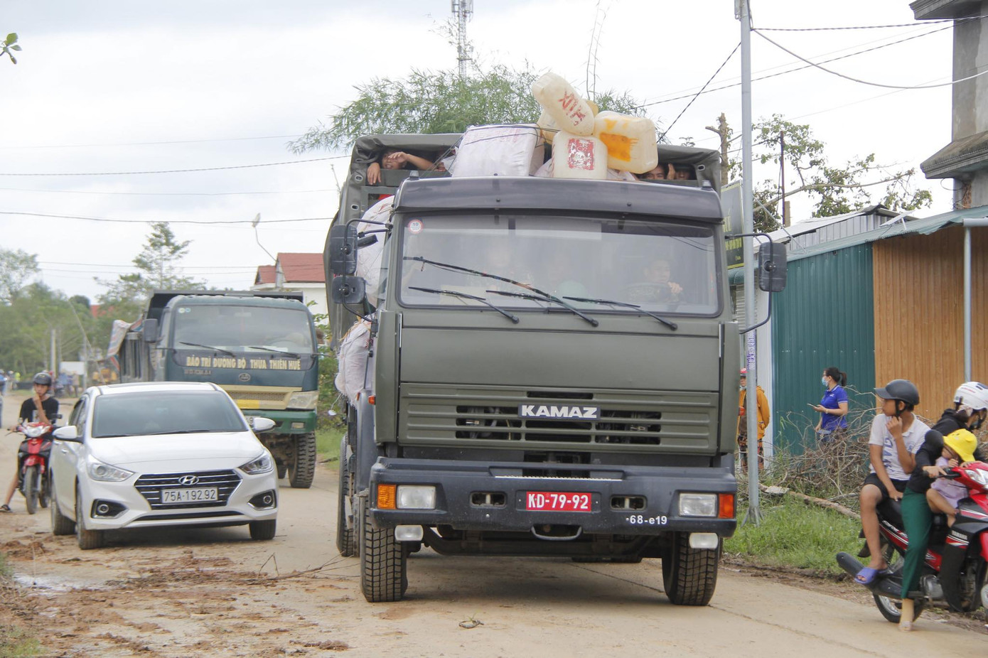 Chạy đua tìm kiếm người mất tích ở Rào Trăng 3 trước khi có bão số 8 ảnh 9