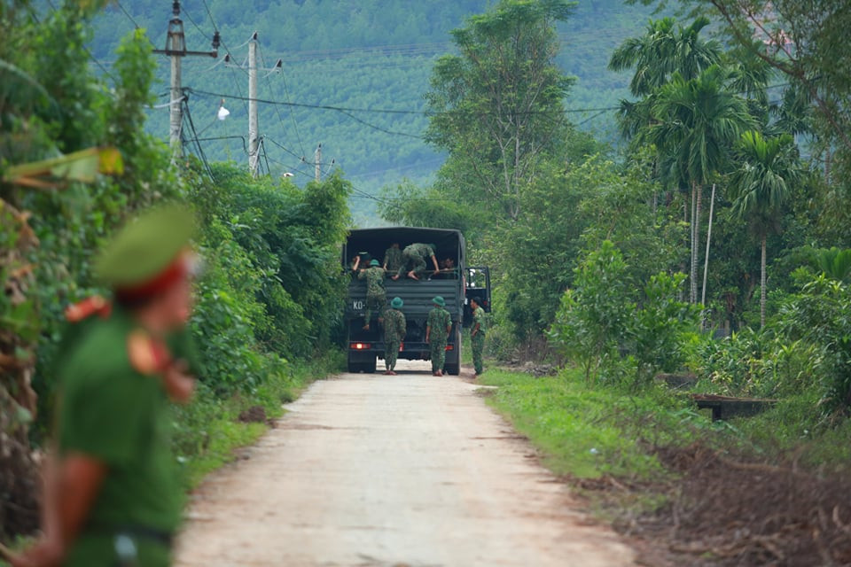 Chạy đua tìm kiếm người mất tích ở Rào Trăng 3 trước khi có bão số 8 ảnh 1