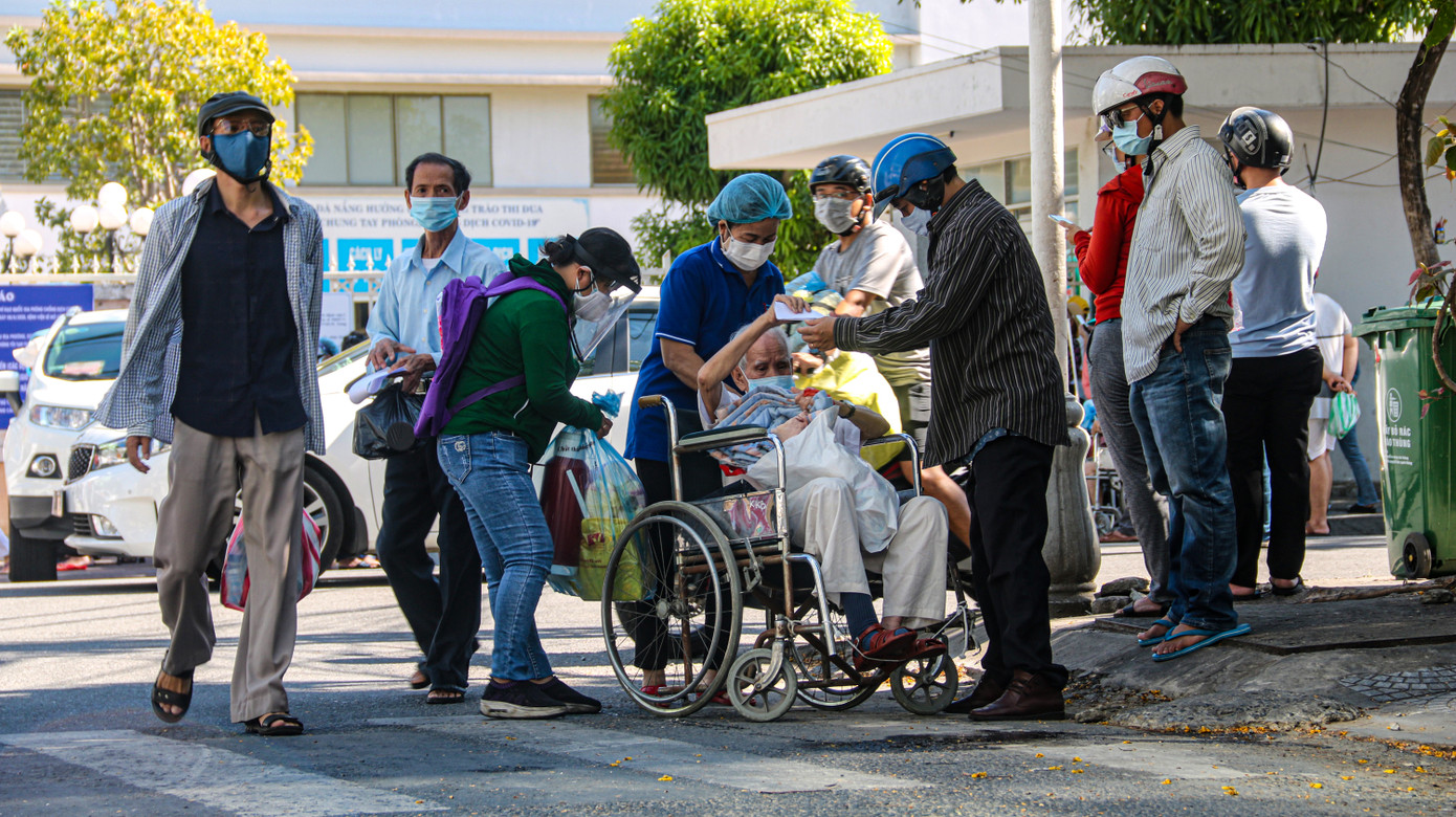 Dỡ phong toả, hàng trăm bệnh nhân Bệnh viện C Đà Nẵng được về nhà ảnh 1
