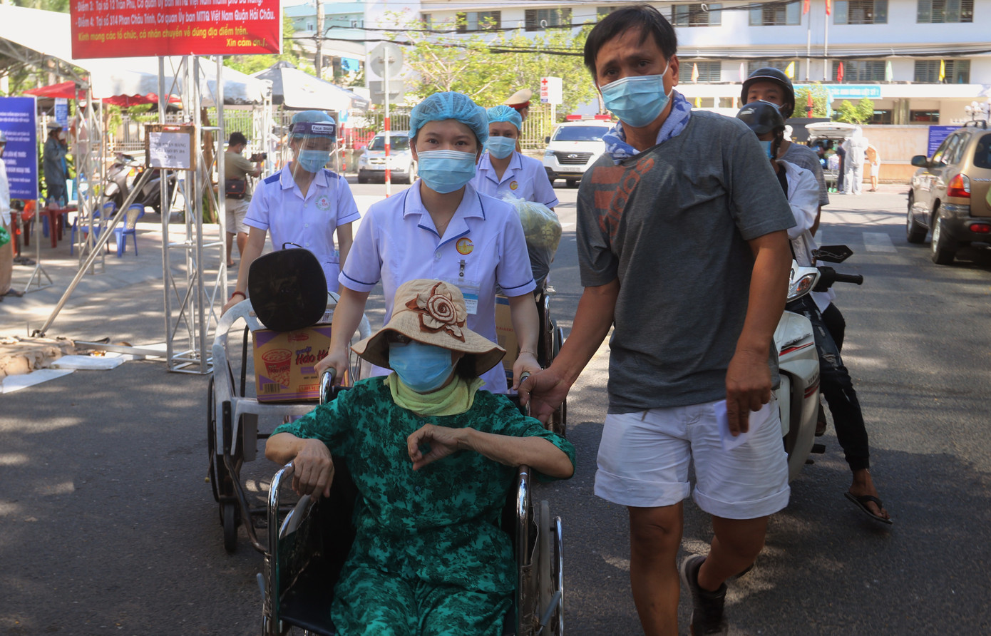 Dỡ phong toả, hàng trăm bệnh nhân Bệnh viện C Đà Nẵng được về nhà ảnh 8