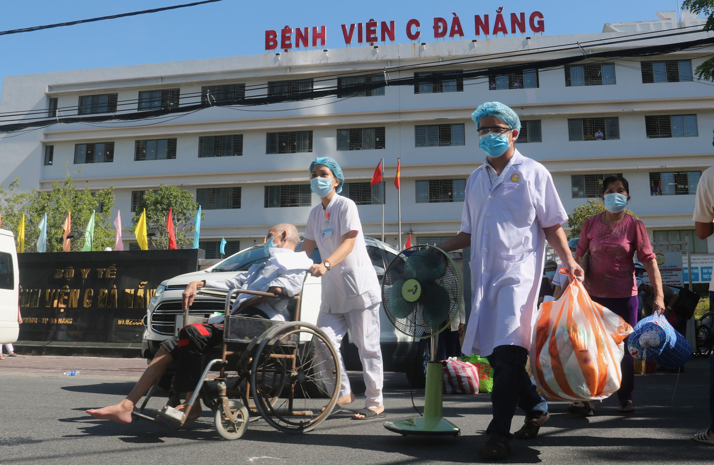 Dỡ phong toả, hàng trăm bệnh nhân Bệnh viện C Đà Nẵng được về nhà ảnh 6