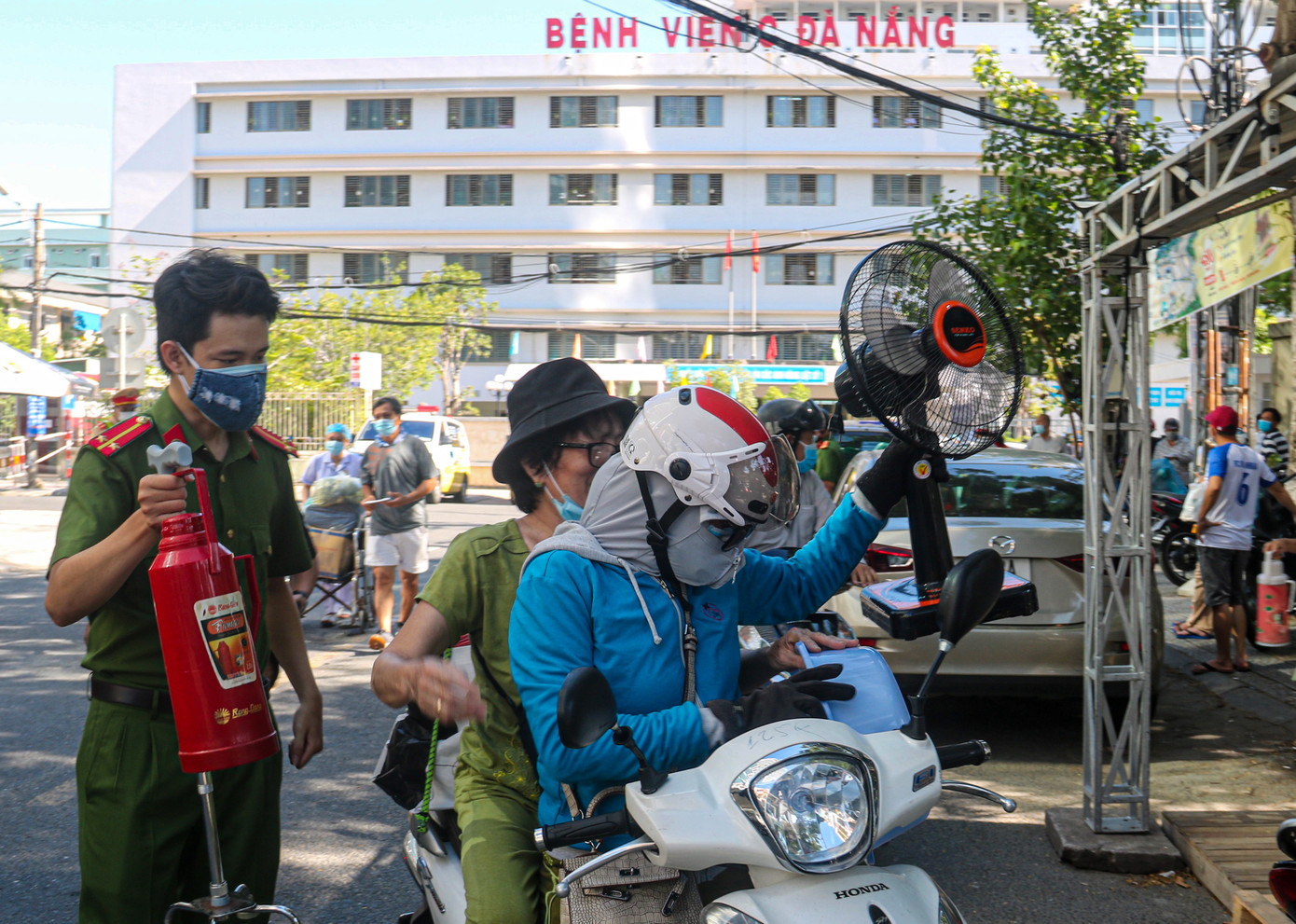Dỡ phong toả, hàng trăm bệnh nhân Bệnh viện C Đà Nẵng được về nhà ảnh 9