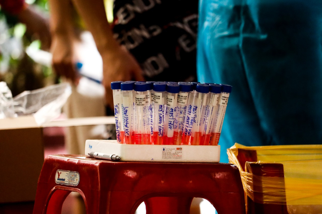 Hơn 600 cư dân “phố chung cư” Đà Nẵng được lấy mẫu xét nghiệm COVID-19 ảnh 7