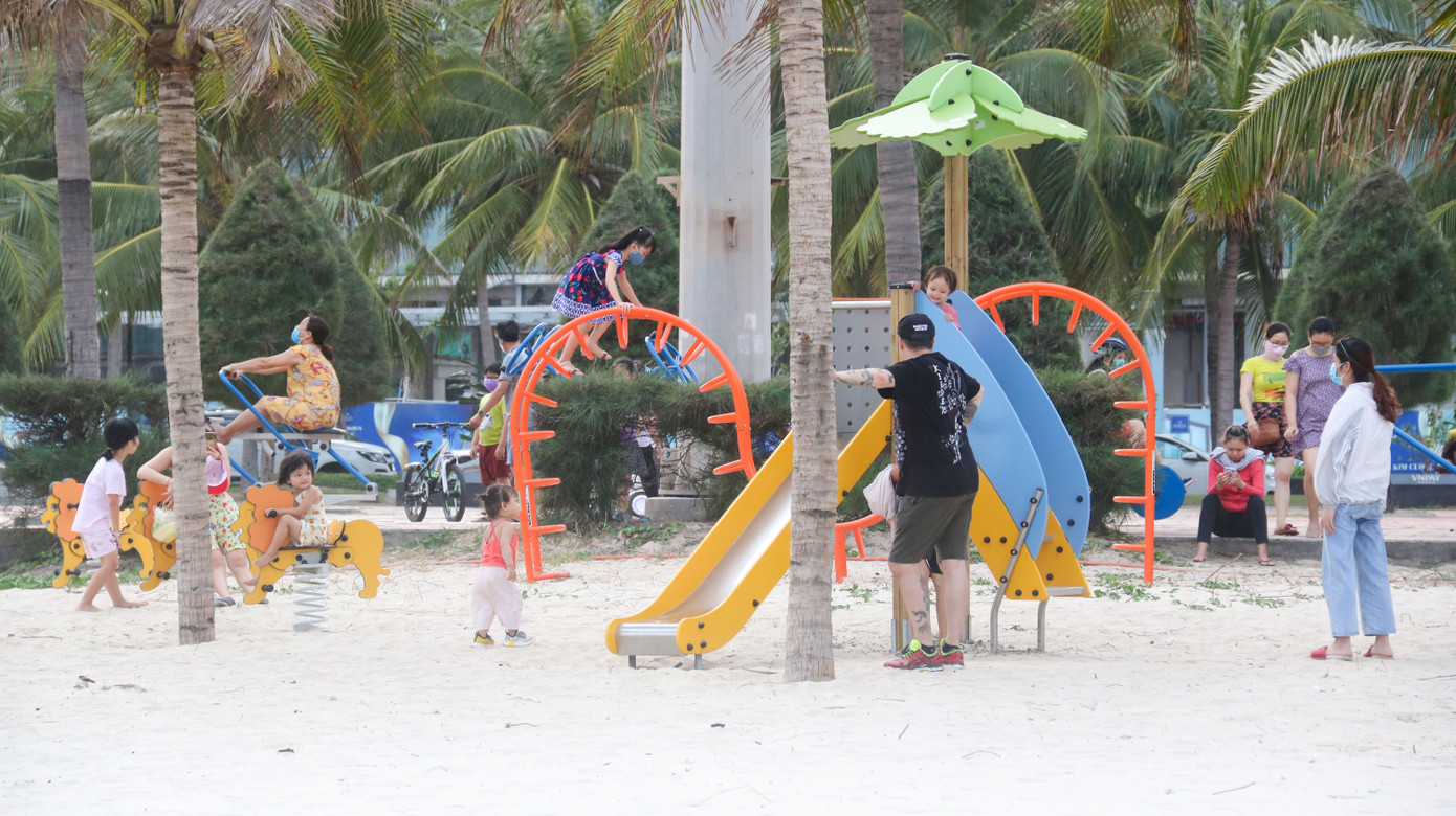 Người dân Đà Nẵng đổ xô đi tắm biển ngày đầu nới lỏng giãn cách xã hội ảnh 14