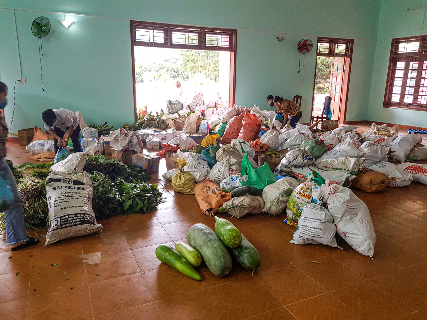 Xúc động cảnh dân huyện nghèo trèo đèo, lội suối hái rau quả tặng miền xuôi chống COVID-19 ảnh 1