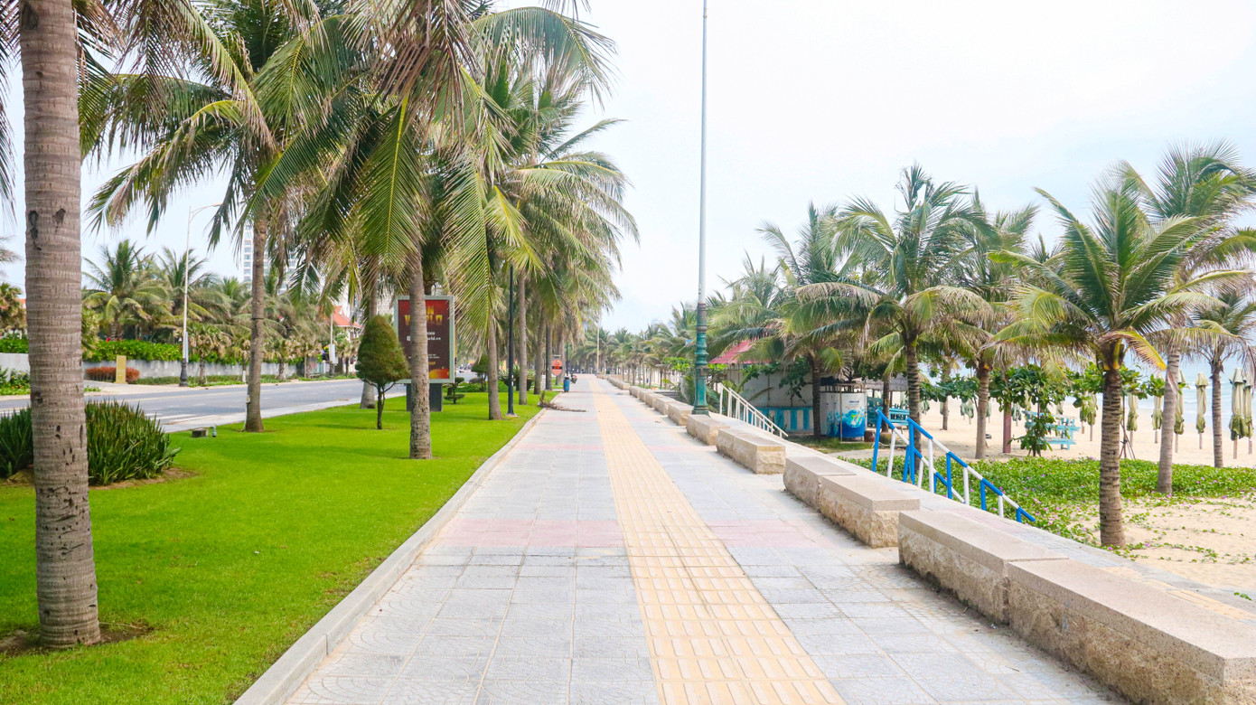 Đường phố, bãi biển Đà Nẵng vắng bóng trong ngày đầu 'cách ly toàn xã hội' ảnh 6