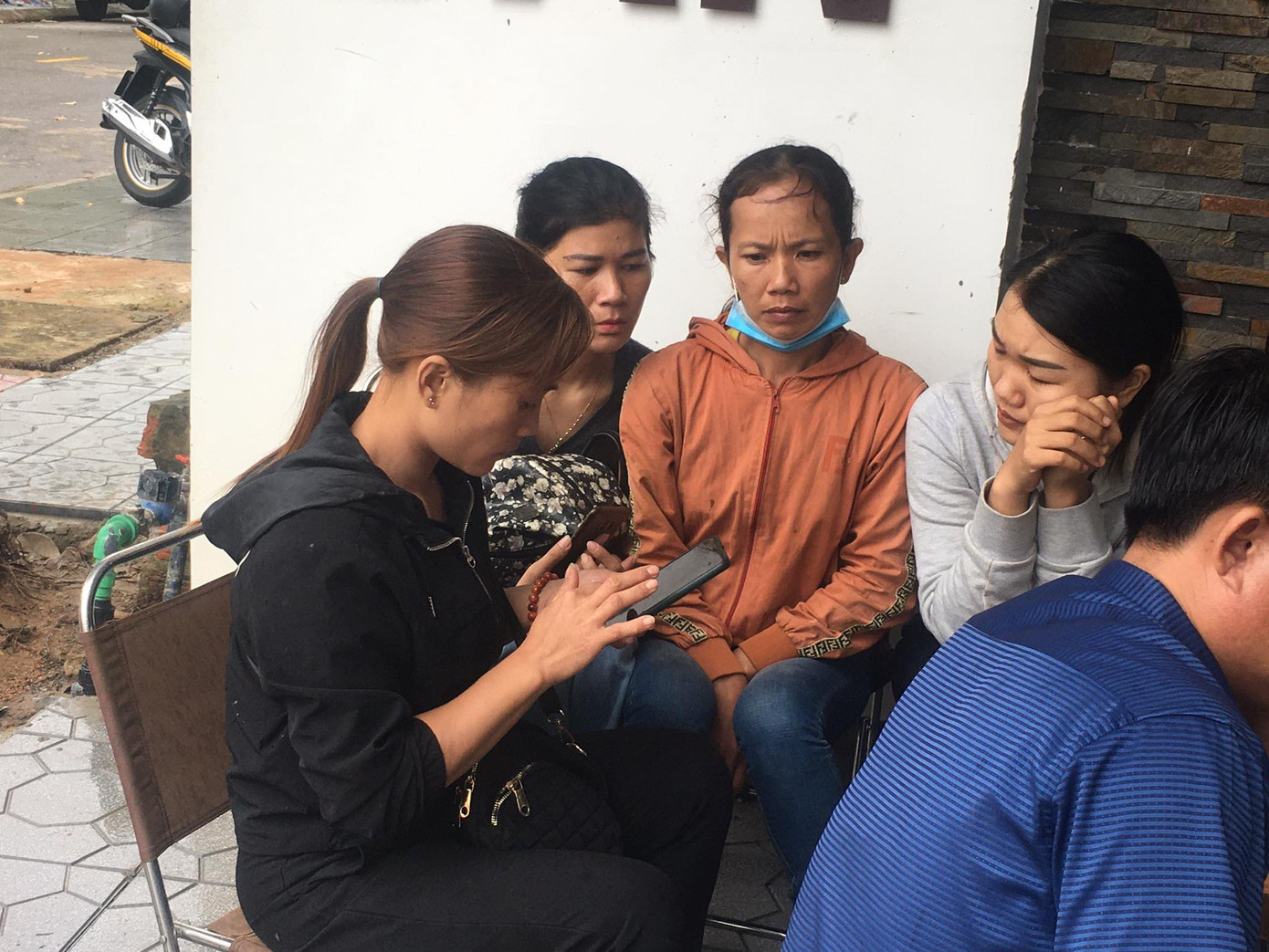 Đưa thi thể 22 cán bộ chiến sĩ bị nạn về Đông Hà: Nghẹn ngào nỗi đau ảnh 1