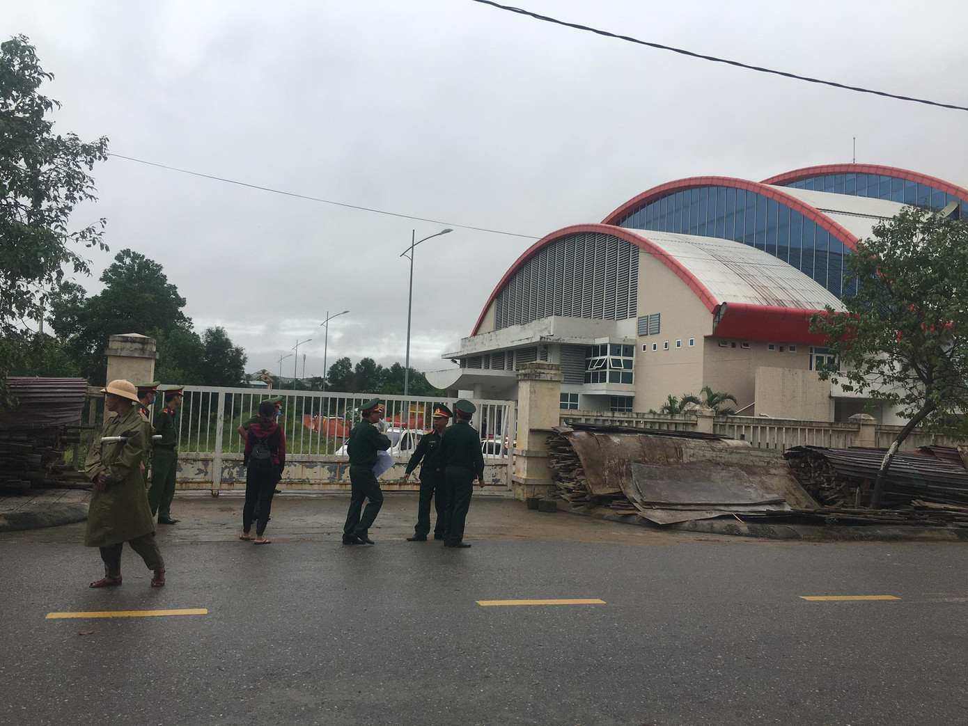 Đưa thi thể 22 cán bộ chiến sĩ bị nạn về Đông Hà: Nghẹn ngào nỗi đau ảnh 4