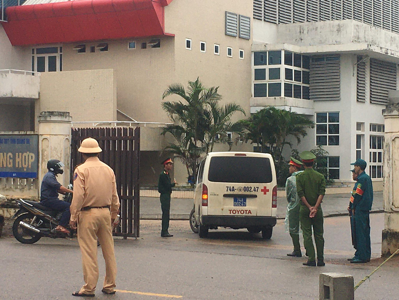 Đưa thi thể 22 cán bộ chiến sĩ bị nạn về Đông Hà: Nghẹn ngào nỗi đau ảnh 2