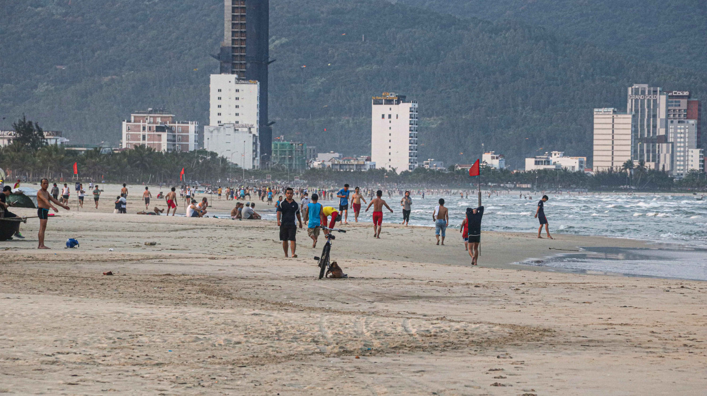 Người dân Đà Nẵng vẫn kéo ra biển sau lệnh cấm tắm và tụ tập đông người ảnh 13