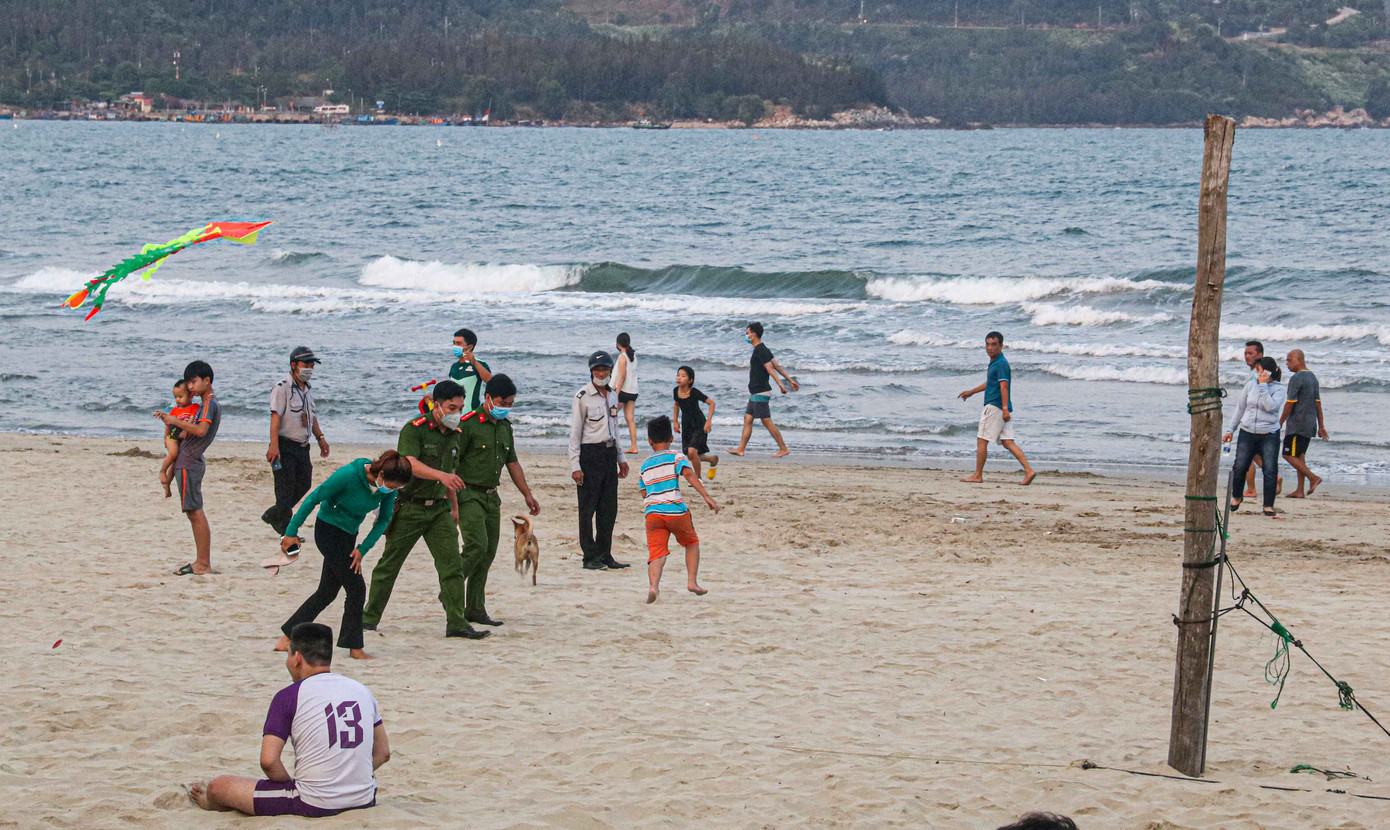 Người dân Đà Nẵng vẫn kéo ra biển sau lệnh cấm tắm và tụ tập đông người ảnh 14