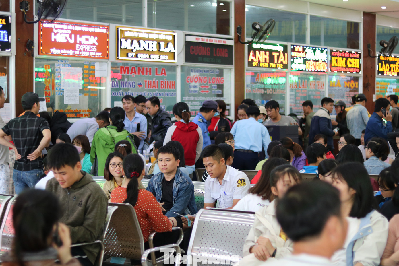 Người dân xếp hàng từ 4h sáng mua vé xe Tết ở bến xe Đà Nẵng ảnh 2