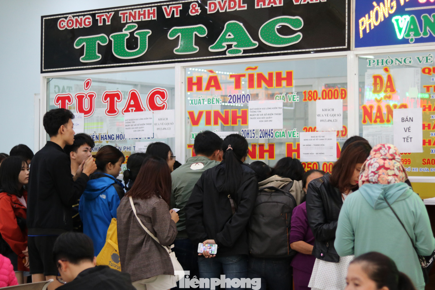 Người dân xếp hàng từ 4h sáng mua vé xe Tết ở bến xe Đà Nẵng ảnh 3