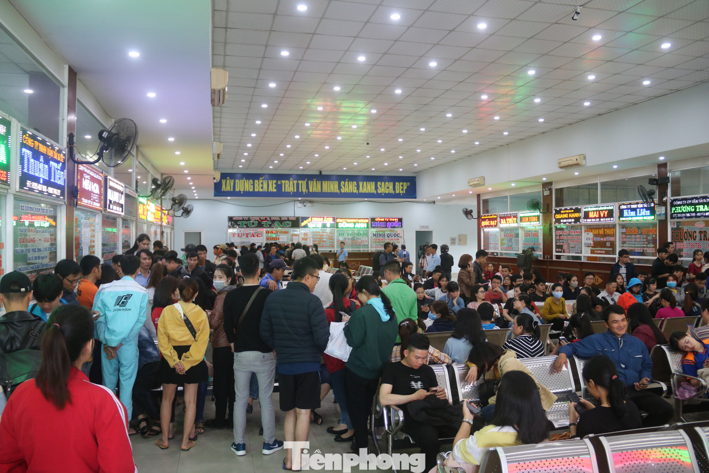 Người dân xếp hàng từ 4h sáng mua vé xe Tết ở bến xe Đà Nẵng ảnh 1