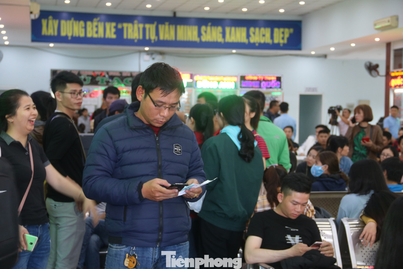 Người dân xếp hàng từ 4h sáng mua vé xe Tết ở bến xe Đà Nẵng ảnh 6