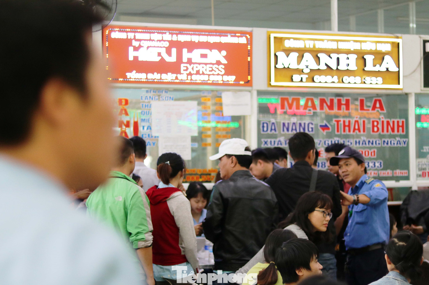 Người dân xếp hàng từ 4h sáng mua vé xe Tết ở bến xe Đà Nẵng ảnh 4