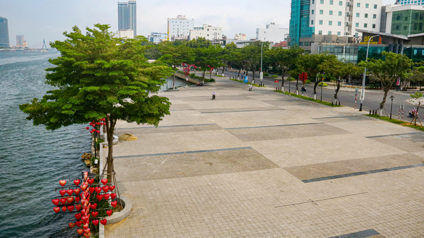 Đường phố, bãi biển Đà Nẵng vắng bóng trong ngày đầu 'cách ly toàn xã hội' ảnh 2