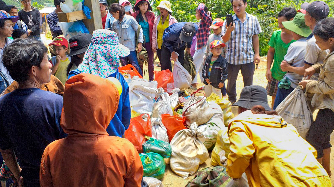 Xúc động cảnh dân huyện nghèo trèo đèo, lội suối hái rau quả tặng miền xuôi chống COVID-19 ảnh 12