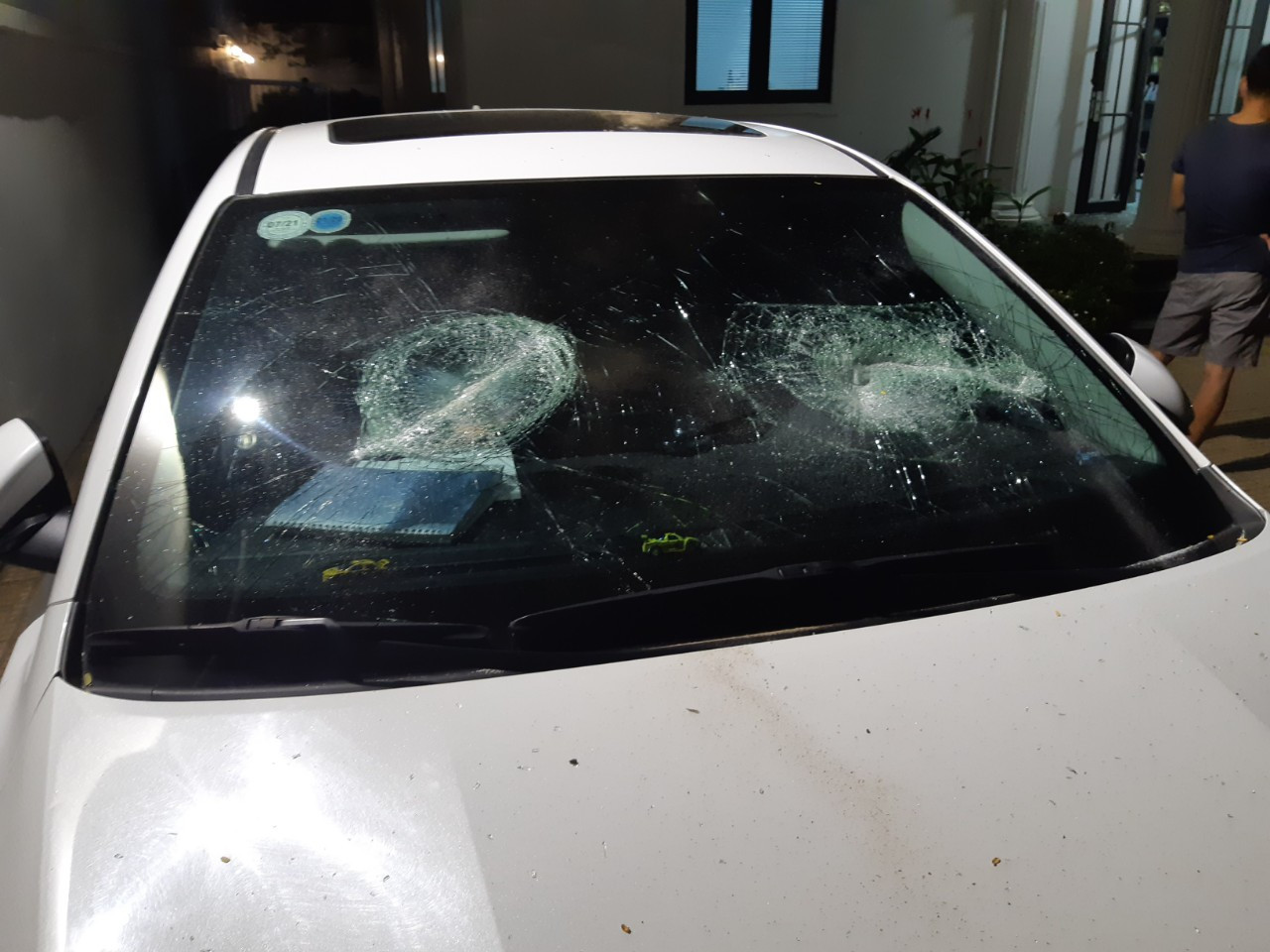 Truy tìm nhóm côn đồ ngang nhiên đập phá nhà dân ảnh 1