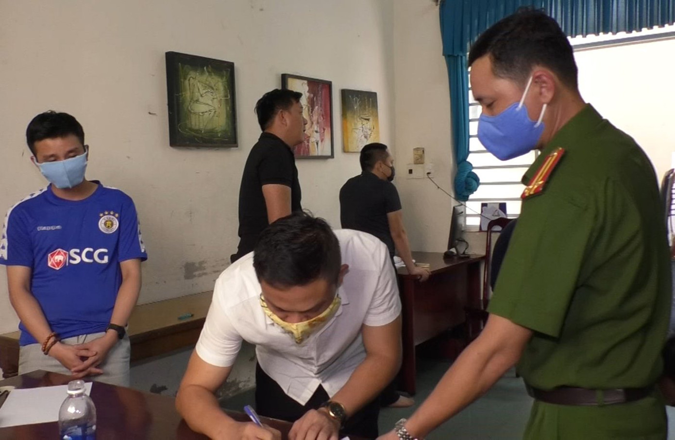 Hàng chục đối tượng đánh bạc giữa lúc 'cách ly xã hội' phòng COVID-19 ảnh 3