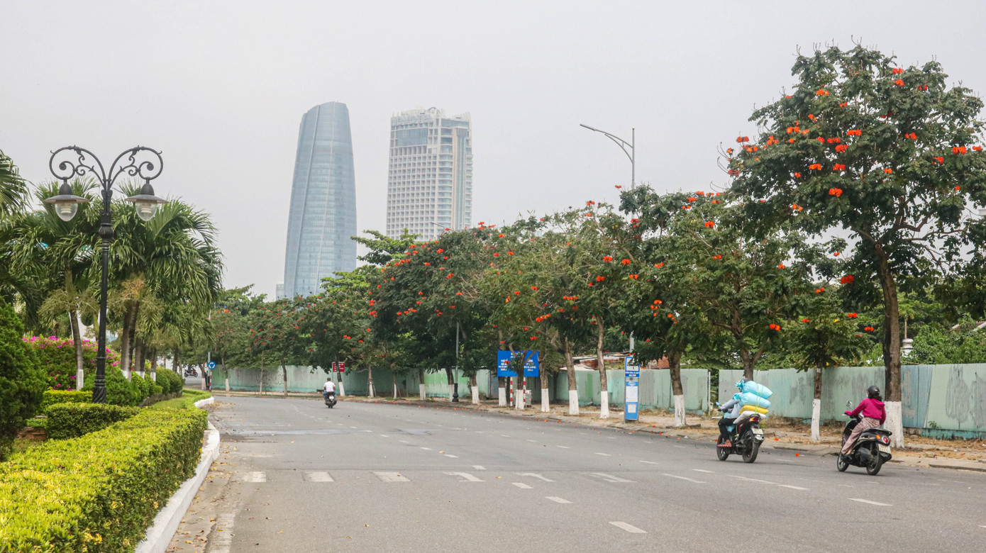 Đường phố, bãi biển Đà Nẵng vắng bóng trong ngày đầu 'cách ly toàn xã hội' ảnh 4