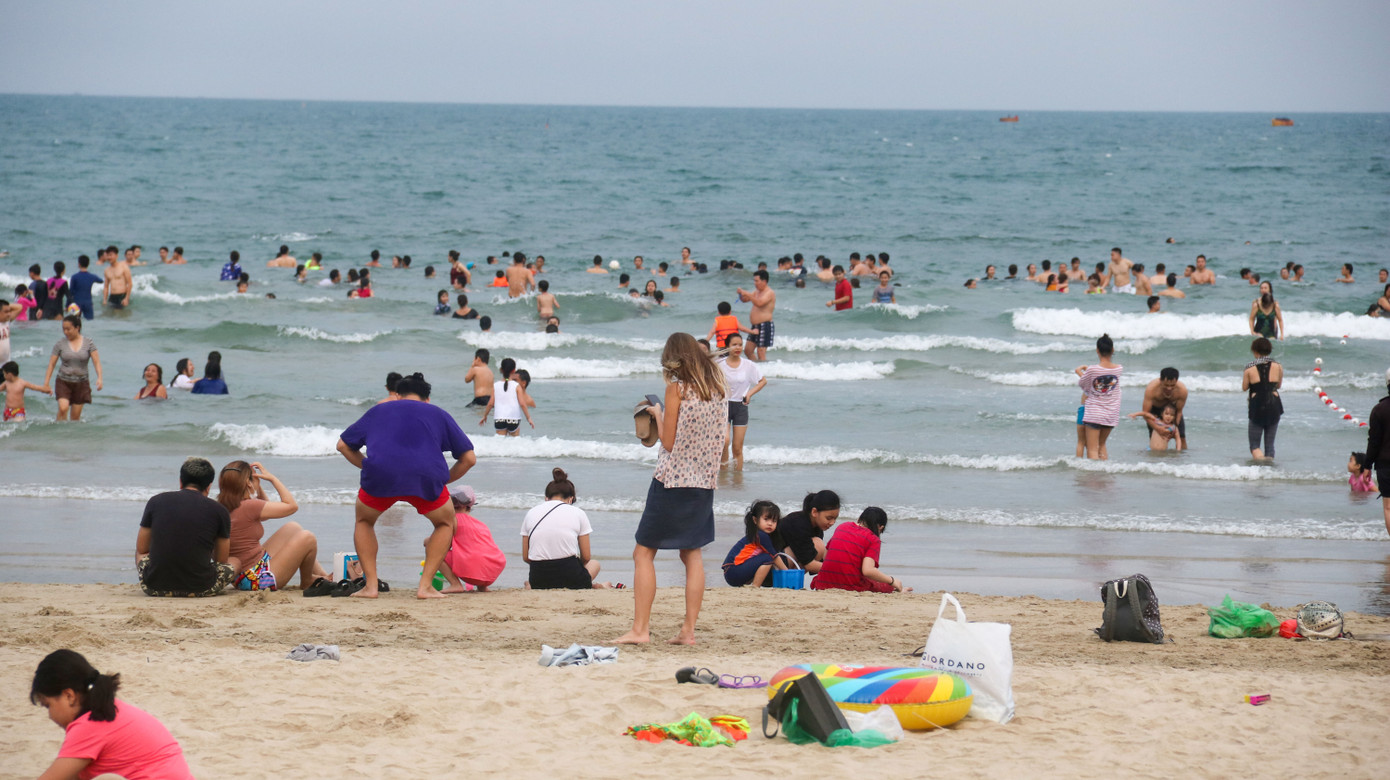 Người dân Đà Nẵng đổ xô đi tắm biển ngày đầu nới lỏng giãn cách xã hội ảnh 2