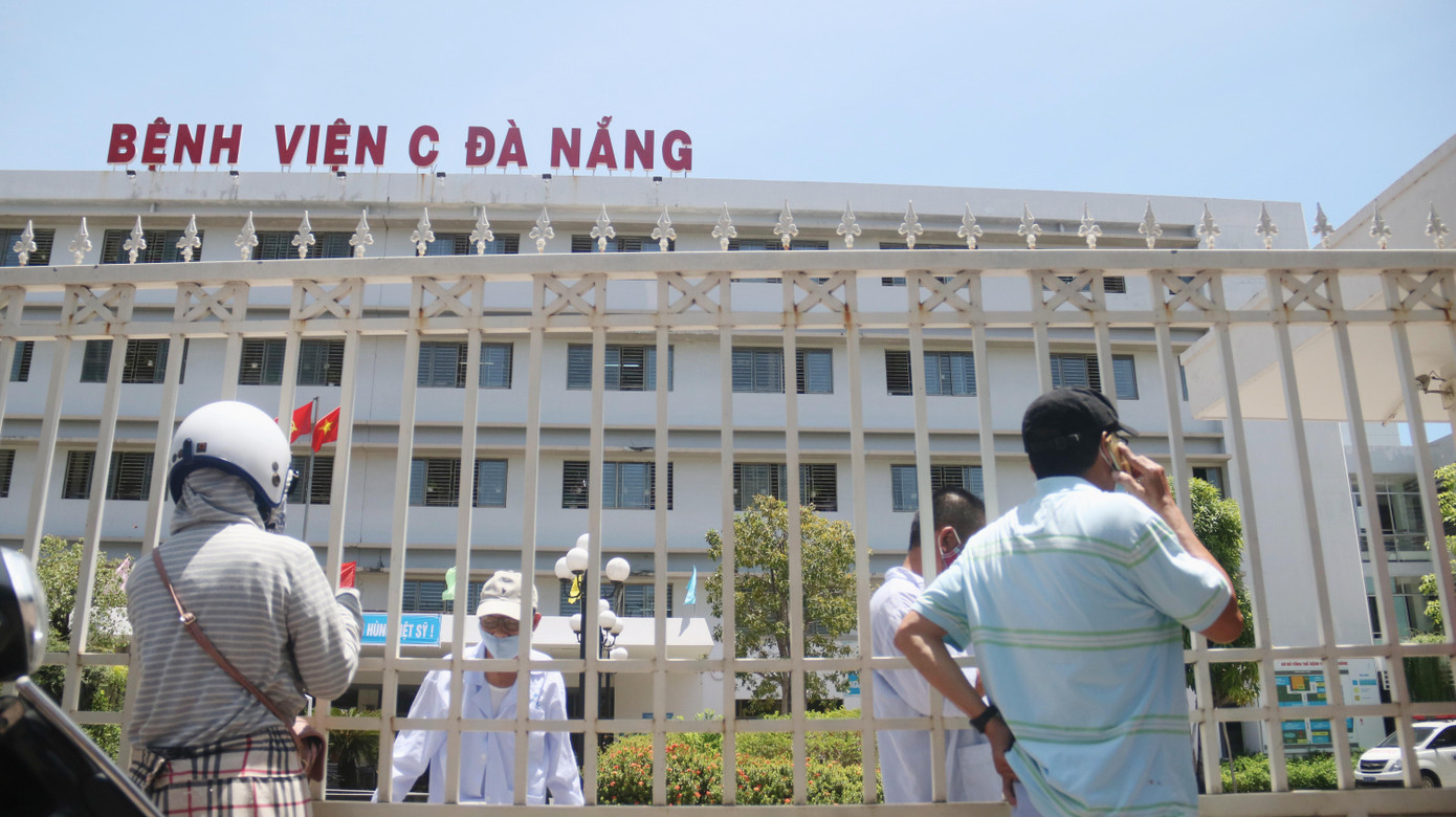 Bệnh viện C Đà Nẵng 'nội bất xuất, ngoại bất nhập' sau ca nghi mắc COVID-19 ảnh 8