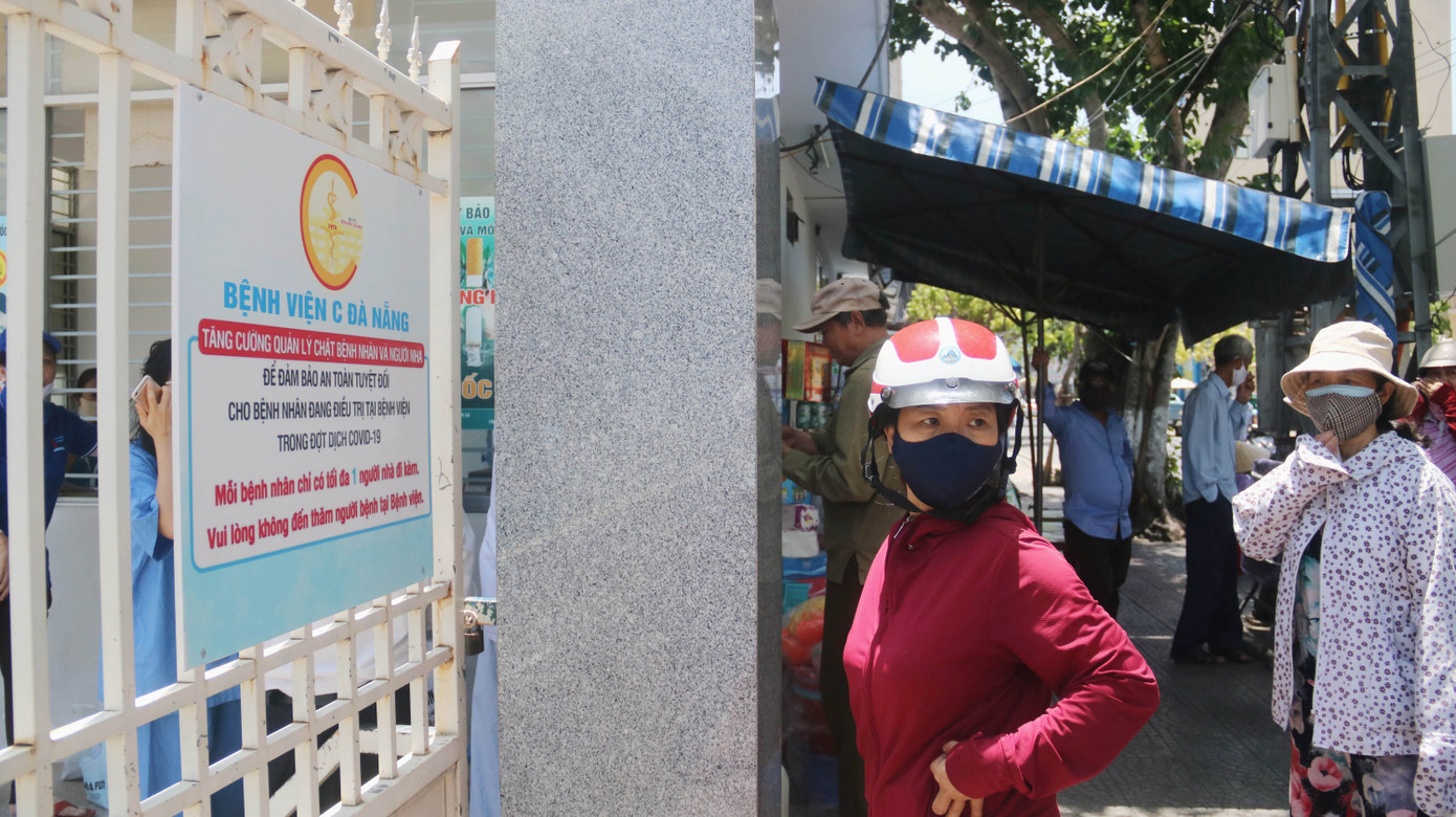 Bệnh viện C Đà Nẵng 'nội bất xuất, ngoại bất nhập' sau ca nghi mắc COVID-19 ảnh 4