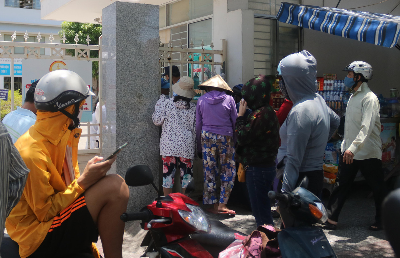 Bệnh viện C Đà Nẵng 'nội bất xuất, ngoại bất nhập' sau ca nghi mắc COVID-19 ảnh 6