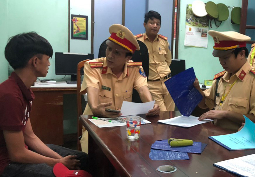 Tìm ra thanh niên điều khiển xe máy bằng chân dạo phố Đà Nẵng ảnh 1