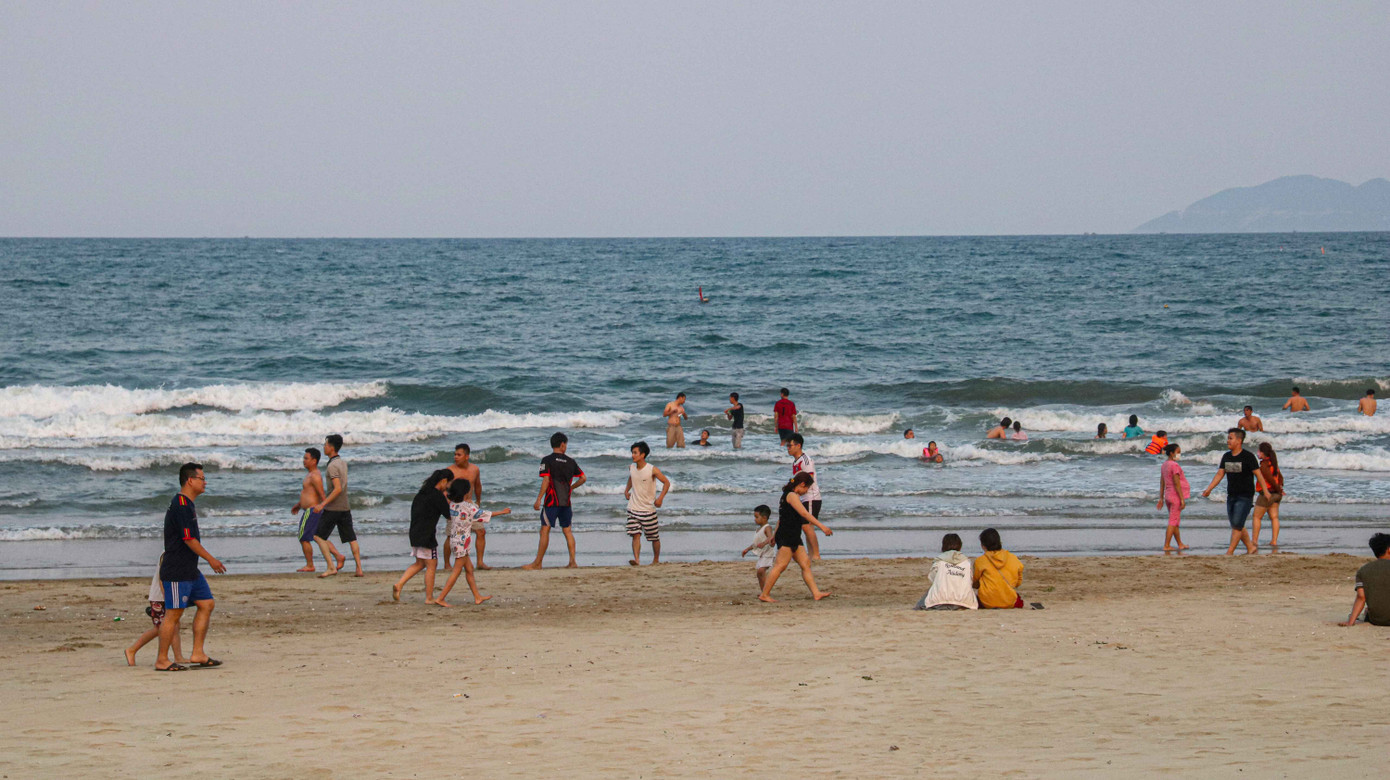 Người dân Đà Nẵng vẫn kéo ra biển sau lệnh cấm tắm và tụ tập đông người ảnh 15