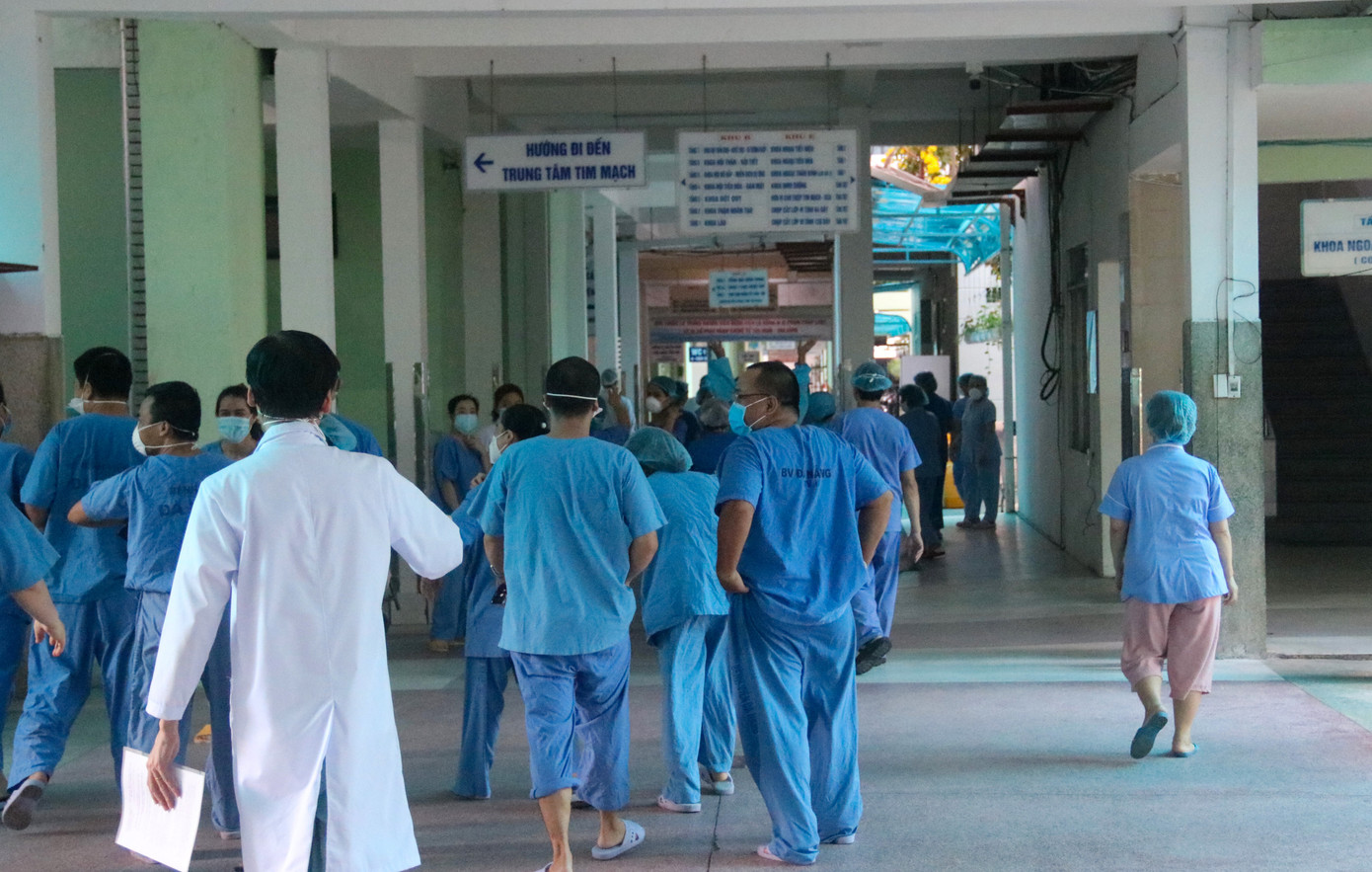 Nước mắt xen lẫn nụ cười giây phút Bệnh viện Đà Nẵng dỡ bỏ phong toả ảnh 11