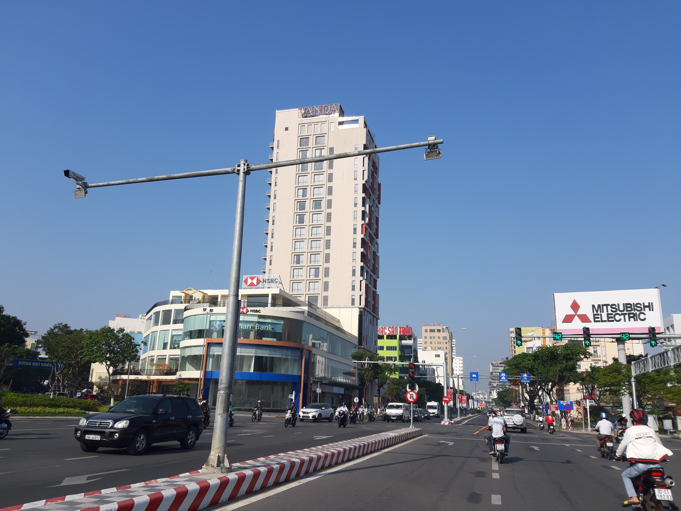 Khách sạn Vanda nơi 2 du khách người Anh lưu trú. Hai du khách người Anh nhiễm Covid-19 đi đến nhiều địa điểm ở Đà Nẵng ảnh 1