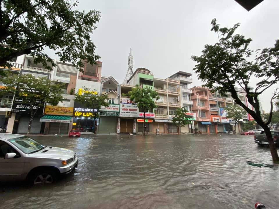 Mưa lớn, nhiều tuyến phố Đà Nẵng bị 'nhấn chìm' ảnh 3