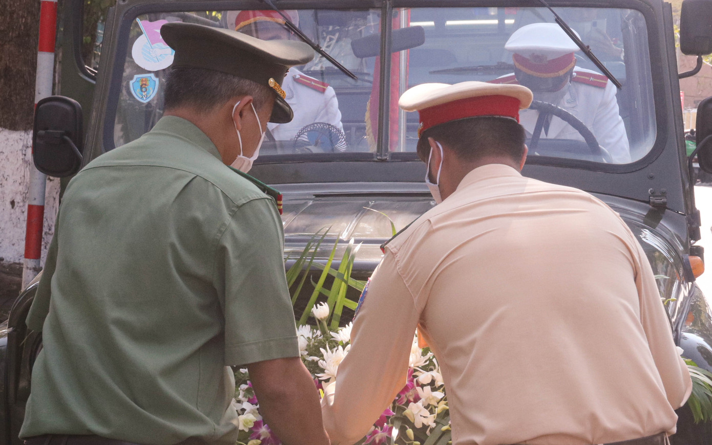 Nghẹn ngào giây phút tiễn đưa chiến sĩ công an Đà Nẵng hy sinh khi làm nhiệm vụ ảnh 10