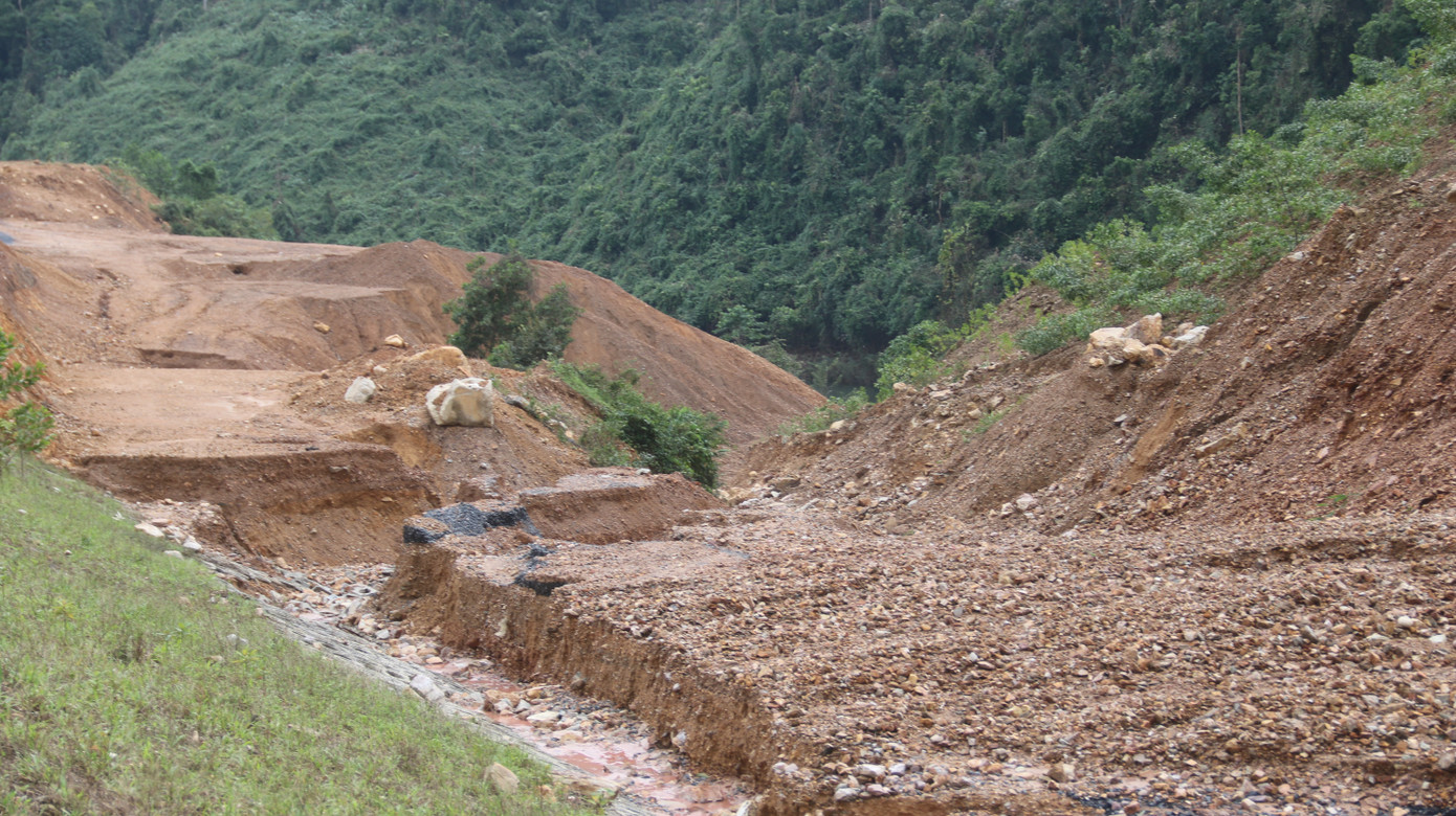 Đường sá ở miền Trung sạt lở, tan nát sau mưa bão ảnh 8